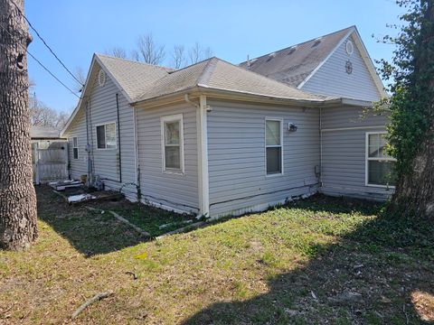 Tiny photo for 1024 Tolle Road, Mt Vernon, IL 62864 (MLS # 12601690)