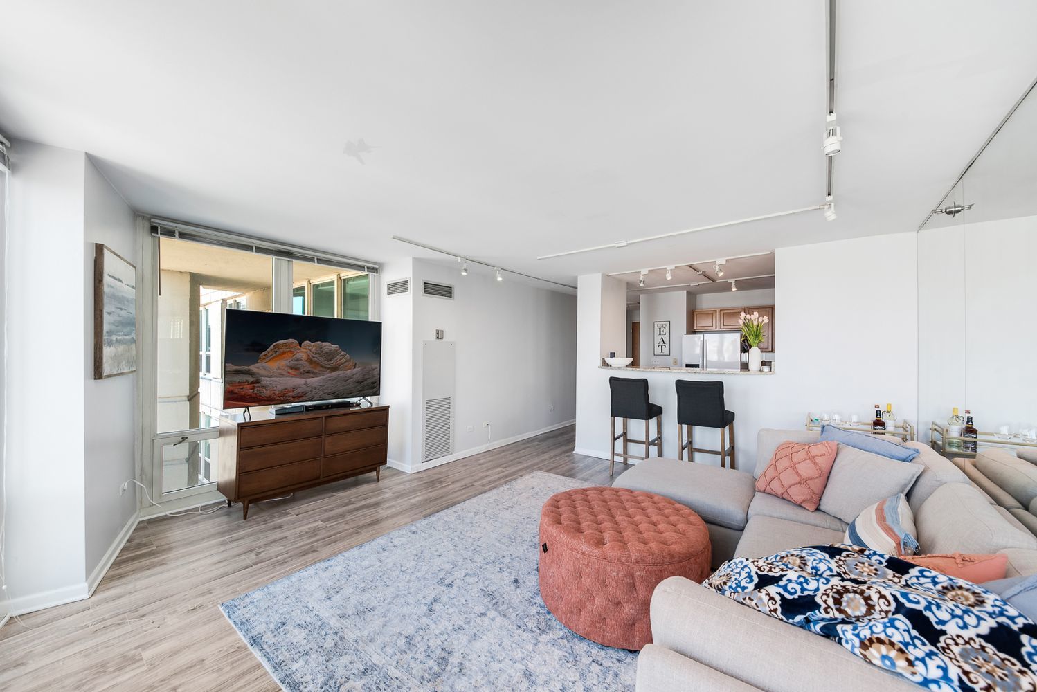 345 N La Salle Drive 2702