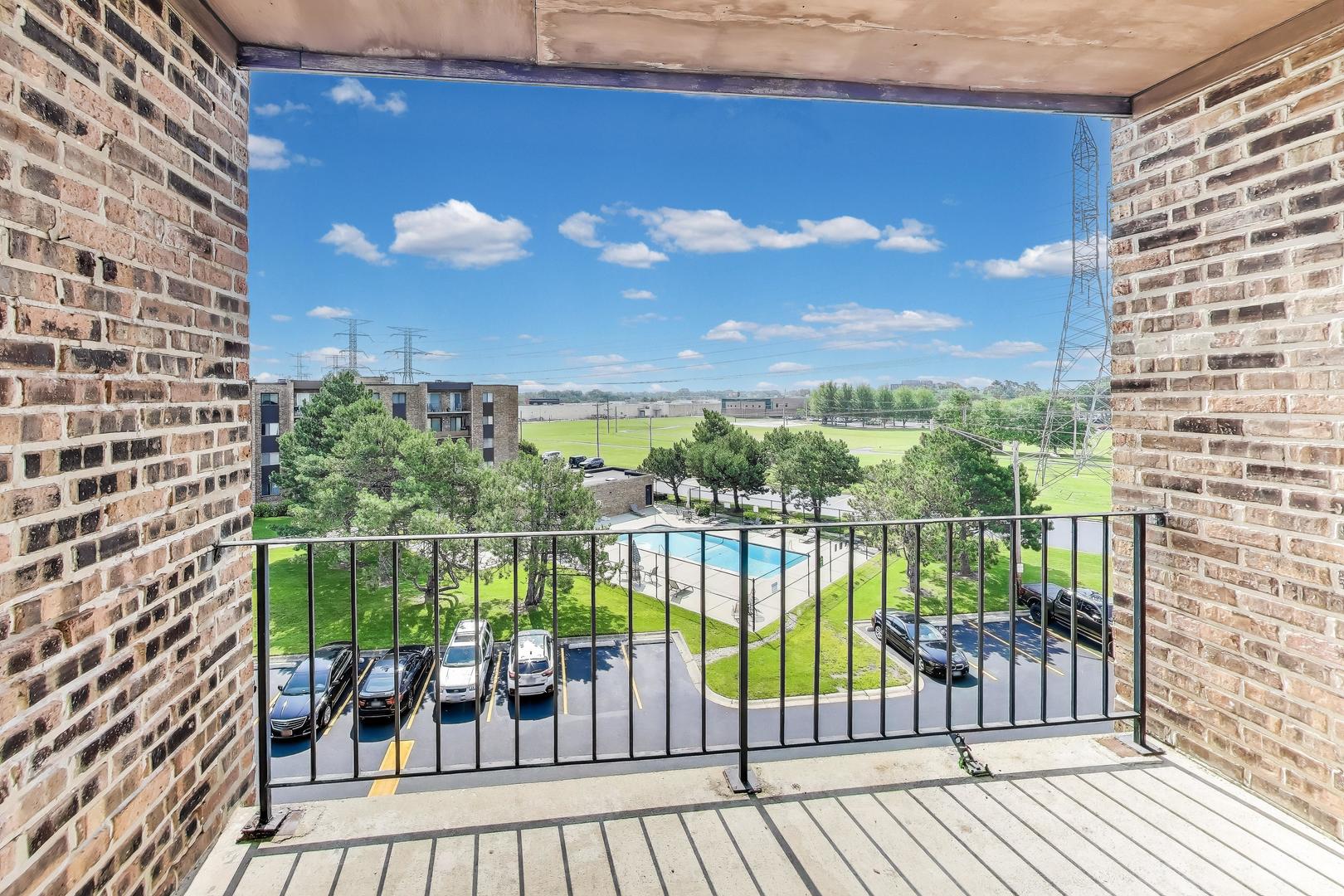 701 W Huntington Commons Road 418