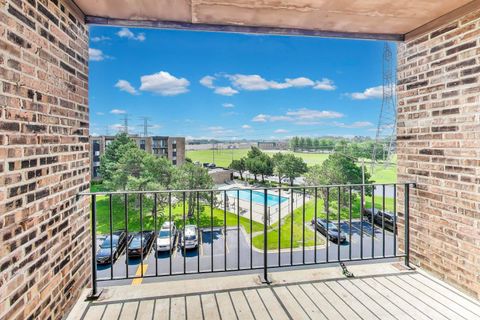 Tiny photo for 701 W Huntington Commons Road #418, Mount Prospect, IL 60056 (MLS # 12422872)