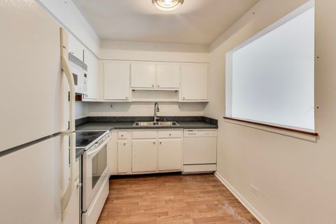 Tiny photo for 701 W Huntington Commons Road #418, Mount Prospect, IL 60056 (MLS # 12422872)