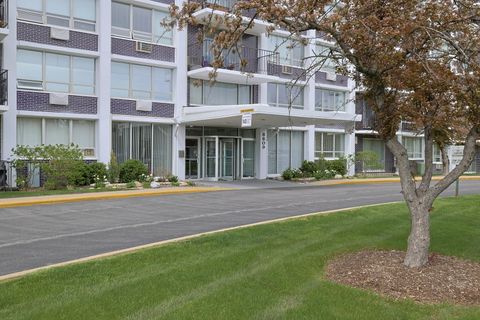 Tiny photo for 8809 W Golf Road #11D, Niles, IL 60714 (MLS # 12631073)