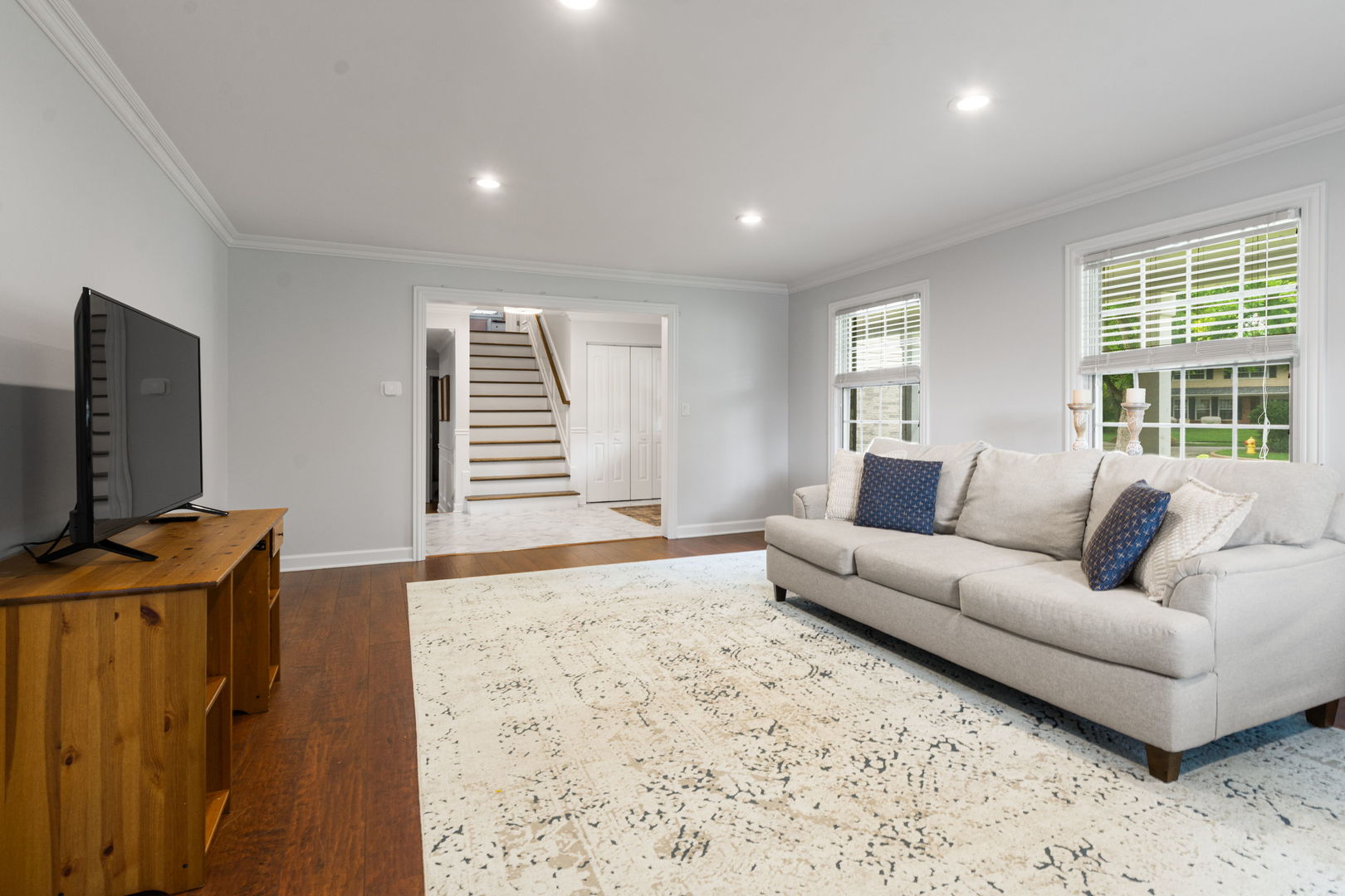 504 LOIS Court