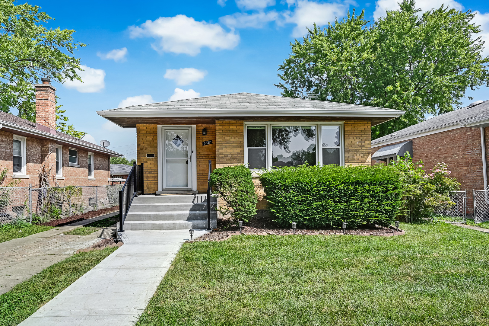 View Chicago, IL 60652 house