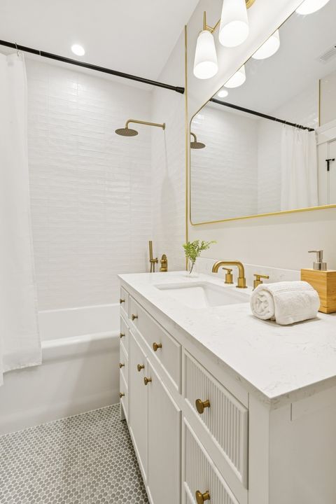 Tiny photo for 3719 N Magnolia Avenue, Chicago, IL 60613 (MLS # 12343450)