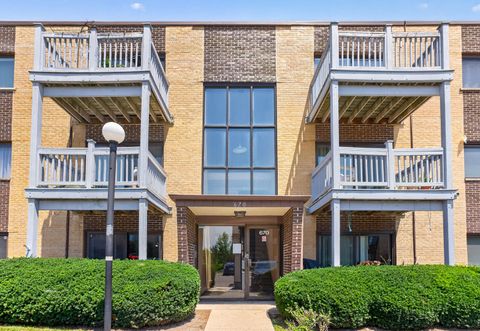 Photo of 670 Pinecrest Drive #101, Prospect Heights, IL 60070 (MLS # 12702301)