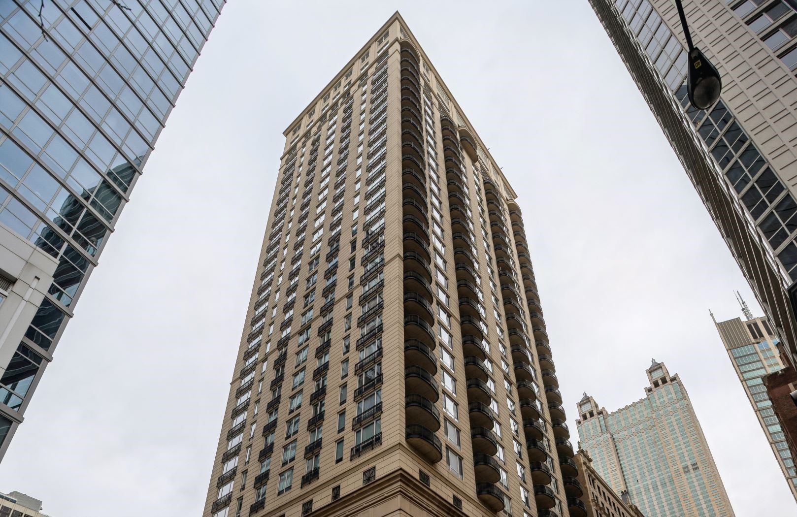 10 E Delaware Place 14A