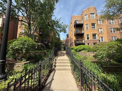 4722 N BEACON Street 1E Chicago IL 60640