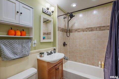 Tiny photo for 712 CIRCLE Drive, Marion, IL 62959 (MLS # QC4269900)