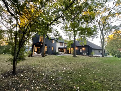 Photo of 1933 Ridgewood Lane W, Glenview, IL 60025 (MLS # 12492067)