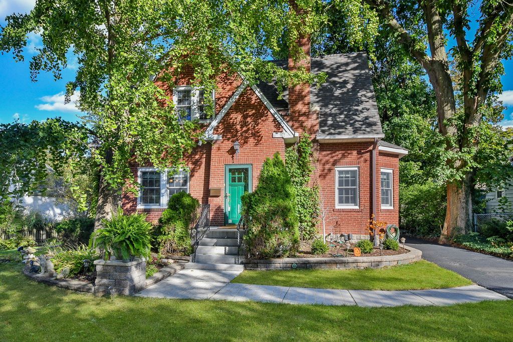 Photo for 505 S Knollwood Drive, Wheaton, IL 60187 (MLS # 12479068)