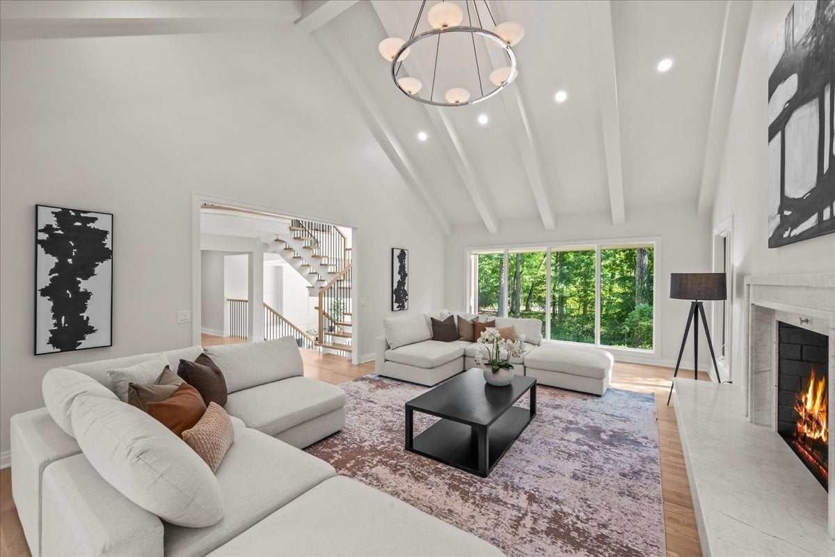 1221 Loch Lane