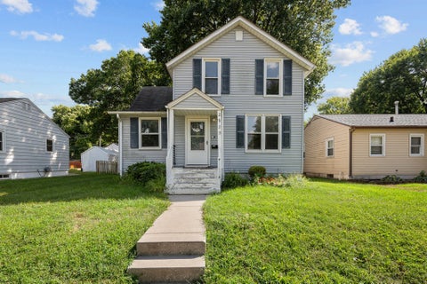Photo of 2925 BELLEVUE Avenue, Bettendorf, IA 52722 (MLS # 12746140)