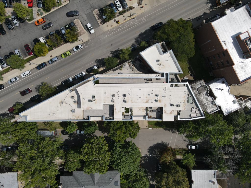 3740 N Lincoln Avenue