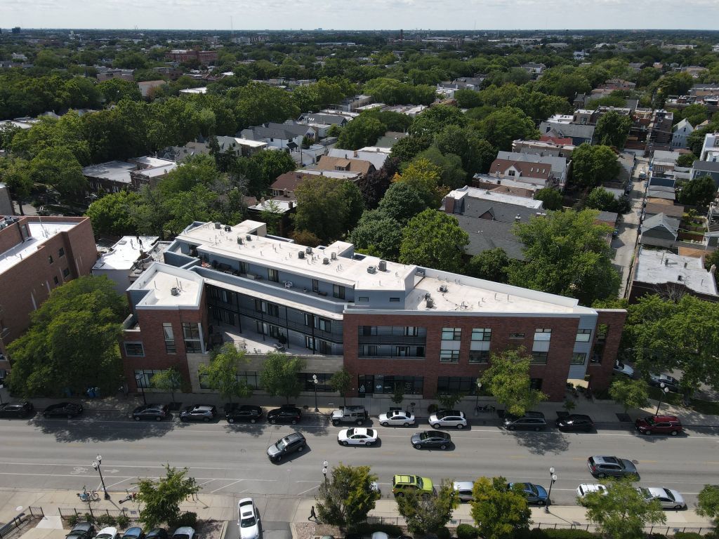 3740 N Lincoln Avenue