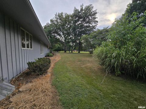 Tiny photo for 2 Webster Hill Street, Mt Vernon, IL 62864 (MLS # EB459320)