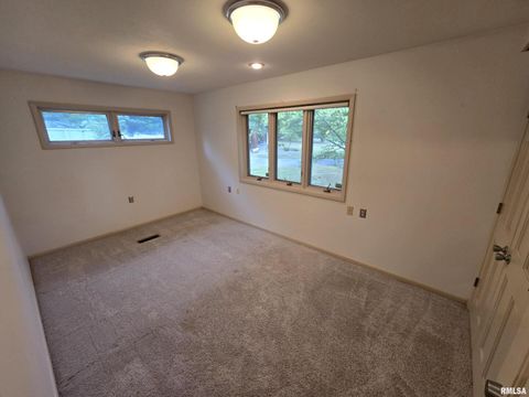 Tiny photo for 2 Webster Hill Street, Mt Vernon, IL 62864 (MLS # EB459320)