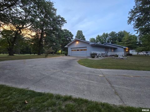 Tiny photo for 2 Webster Hill Street, Mt Vernon, IL 62864 (MLS # EB459320)