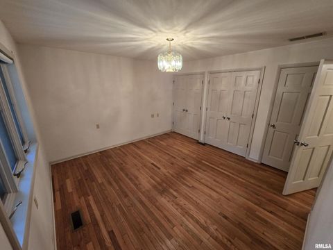 Tiny photo for 2 Webster Hill Street, Mt Vernon, IL 62864 (MLS # EB459320)