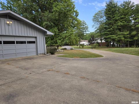 Tiny photo for 2 Webster Hill Street, Mt Vernon, IL 62864 (MLS # EB459320)