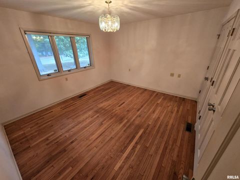 Tiny photo for 2 Webster Hill Street, Mt Vernon, IL 62864 (MLS # EB459320)