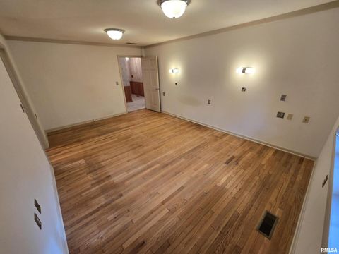 Tiny photo for 2 Webster Hill Street, Mt Vernon, IL 62864 (MLS # EB459320)