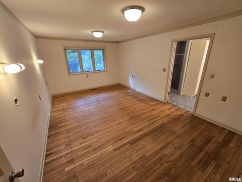 Tiny photo for 2 Webster Hill Street, Mt Vernon, IL 62864 (MLS # EB459320)