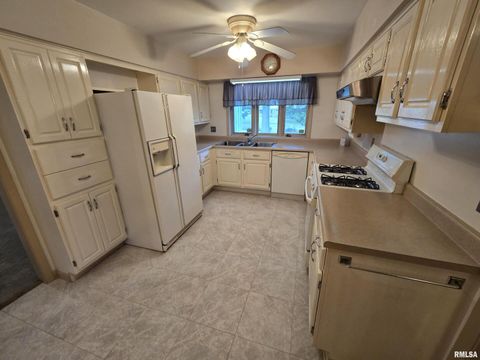 Tiny photo for 2 Webster Hill Street, Mt Vernon, IL 62864 (MLS # EB459320)