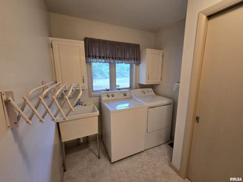 Tiny photo for 2 Webster Hill Street, Mt Vernon, IL 62864 (MLS # EB459320)