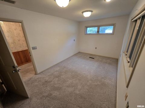 Tiny photo for 2 Webster Hill Street, Mt Vernon, IL 62864 (MLS # EB459320)