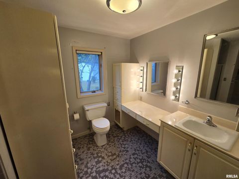 Tiny photo for 2 Webster Hill Street, Mt Vernon, IL 62864 (MLS # EB459320)