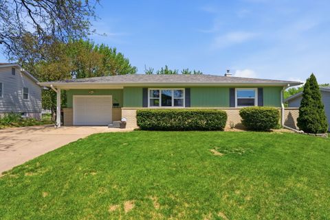 Photo of 418 W 44th Street, Davenport, IA 52806 (MLS # 12630656)