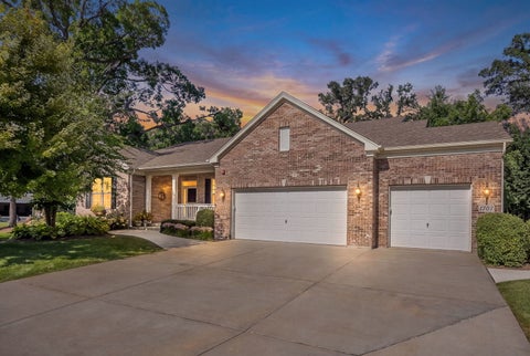 Photo of 1707 Pondview Drive, Hoffman Estates, IL 60192 (MLS # 12751823)