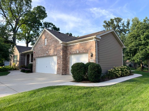 Tiny photo for 1707 Pondview Drive, Hoffman Estates, IL 60192 (MLS # 12751823)