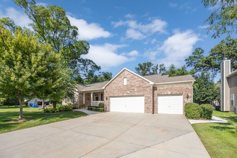 Tiny photo for 1707 Pondview Drive, Hoffman Estates, IL 60192 (MLS # 12751823)