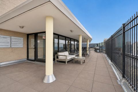 Tiny photo for 2930 N SHERIDAN Road #2106, Chicago, IL 60657 (MLS # 12633979)