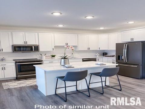 Tiny photo for 2592 MIDDLE Road #103, Bettendorf, IA 52722 (MLS # QC4265628)