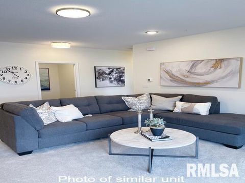 Tiny photo for 2592 MIDDLE Road #103, Bettendorf, IA 52722 (MLS # QC4265628)