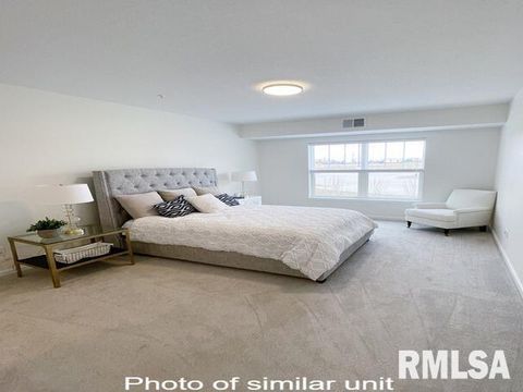 Tiny photo for 2592 MIDDLE Road #103, Bettendorf, IA 52722 (MLS # QC4265628)