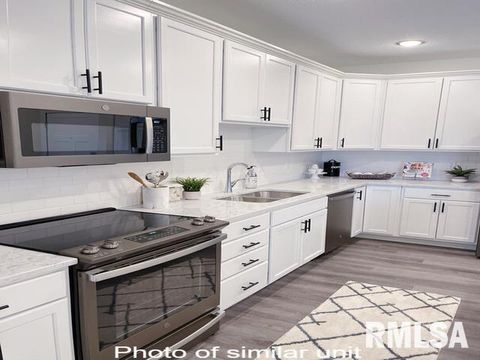 Tiny photo for 2592 MIDDLE Road #103, Bettendorf, IA 52722 (MLS # QC4265628)