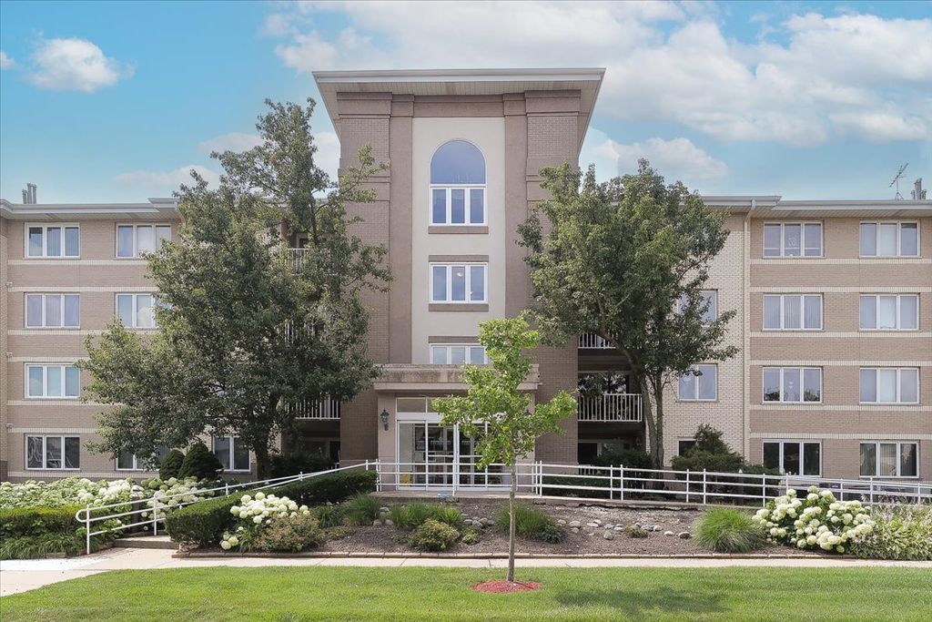 Photo for 440 E Montrose Avenue #106, Wood Dale, IL 60191 (MLS # 12470773)