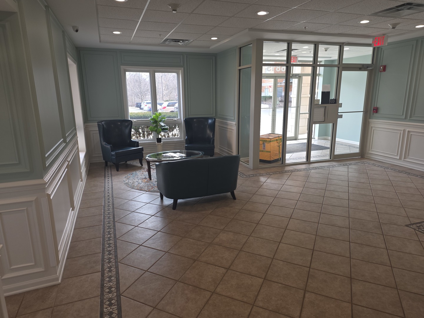 6815 N MILWAUKEE Avenue 201