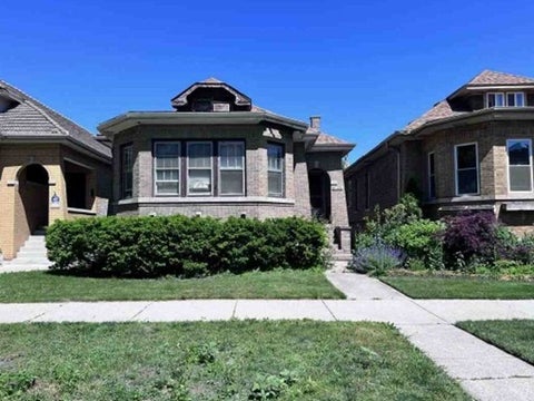 Tiny photo for 6725 N Rockwell Street, Chicago, IL 60645 (MLS # 12676830)