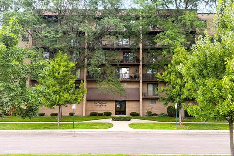 Photo of 1380 Oakwood Avenue #204, Des Plaines, IL 60016 (MLS # 12795998)