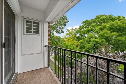 Tiny photo for 2536 Mcdaniel Avenue #402, Evanston, IL 60201 (MLS # 12687950)