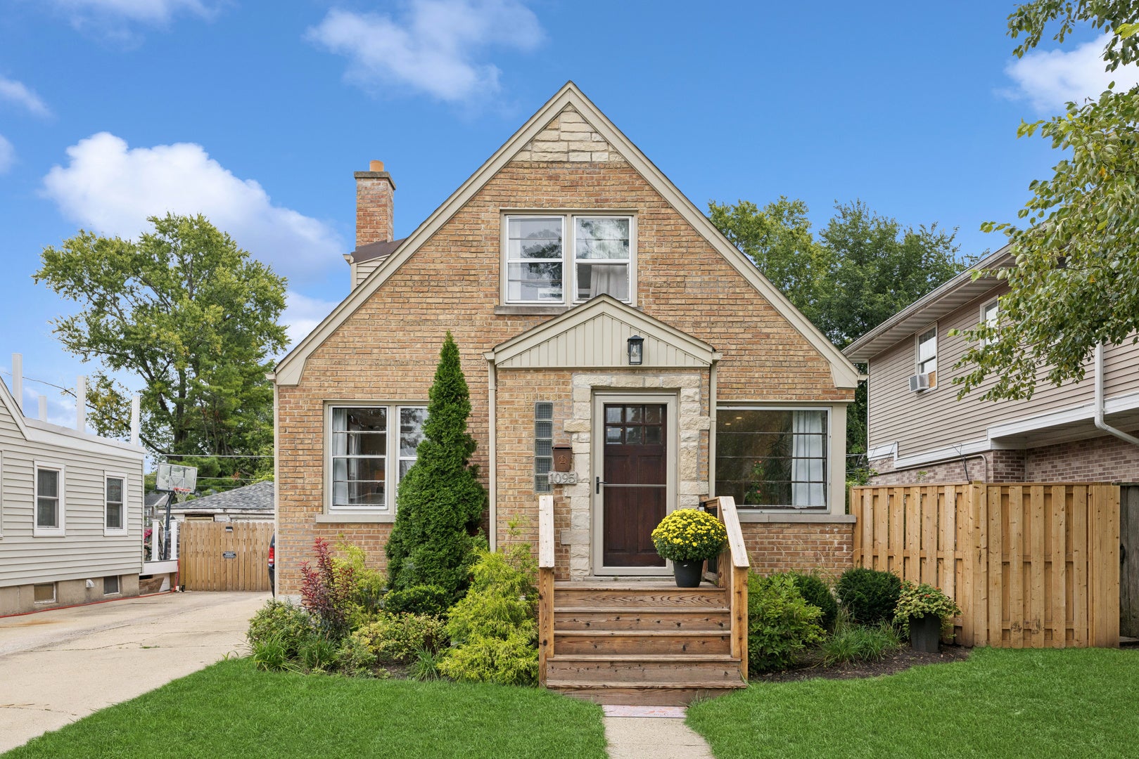 1095 Webster Lane