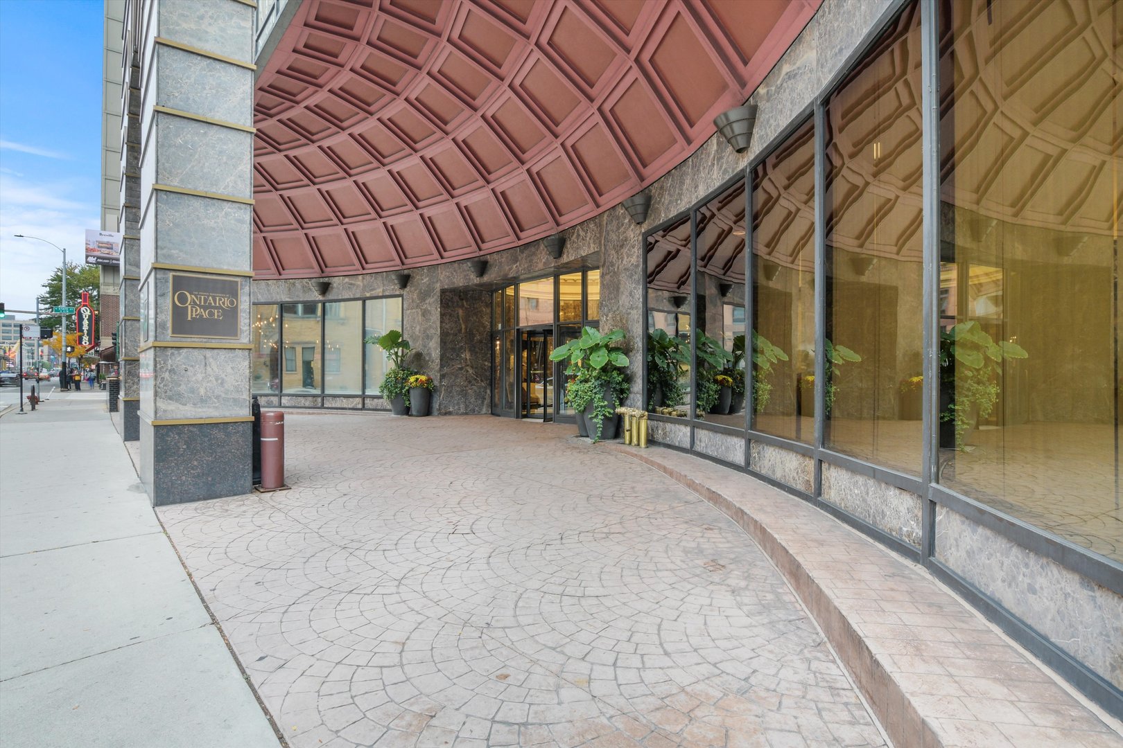 10 E ONTARIO Street 4901