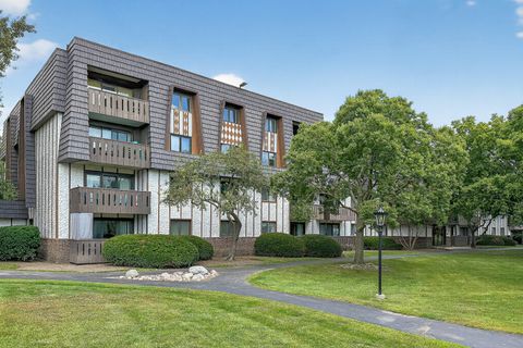 Photo of 13200 W Heiden Circle #2411, Lake Bluff, IL 60044 (MLS # 12597315)