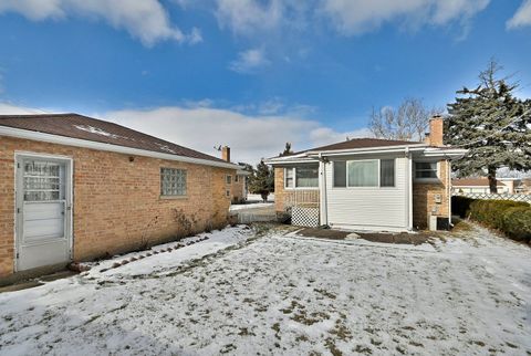 Tiny photo for 7421 W Oakton Street, Niles, IL 60714 (MLS # 12550203)
