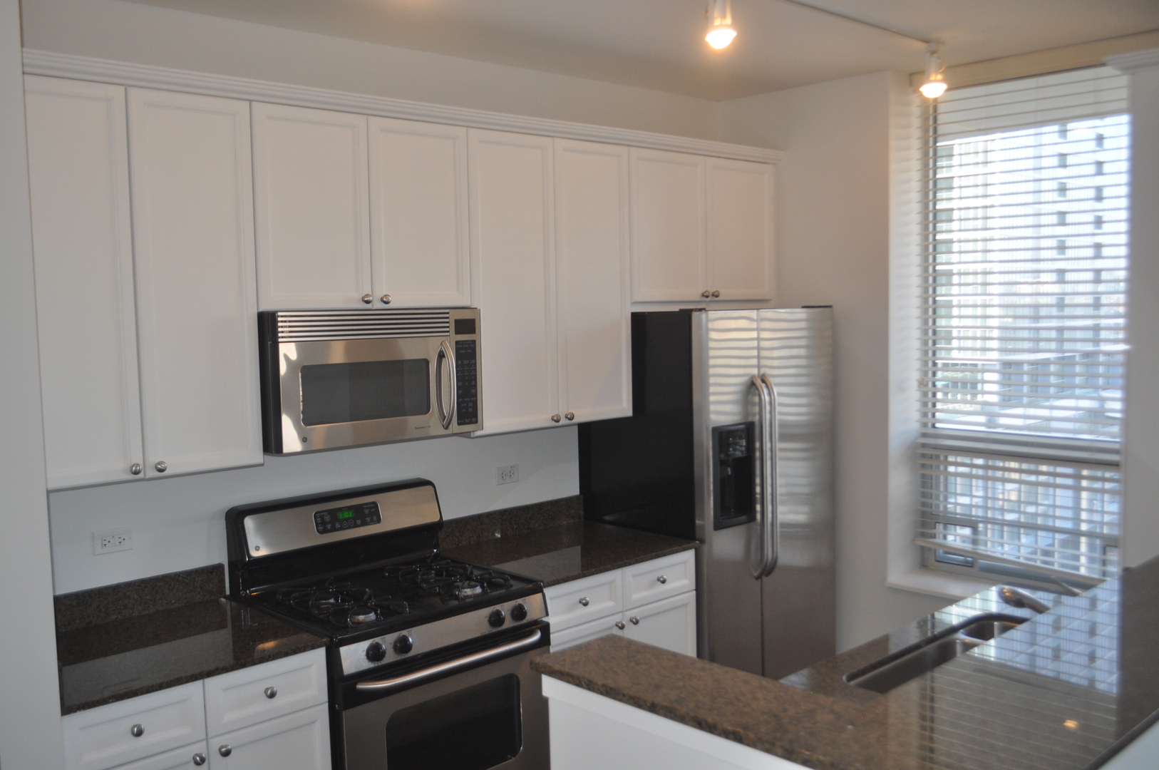 330 W GRAND Avenue 1004